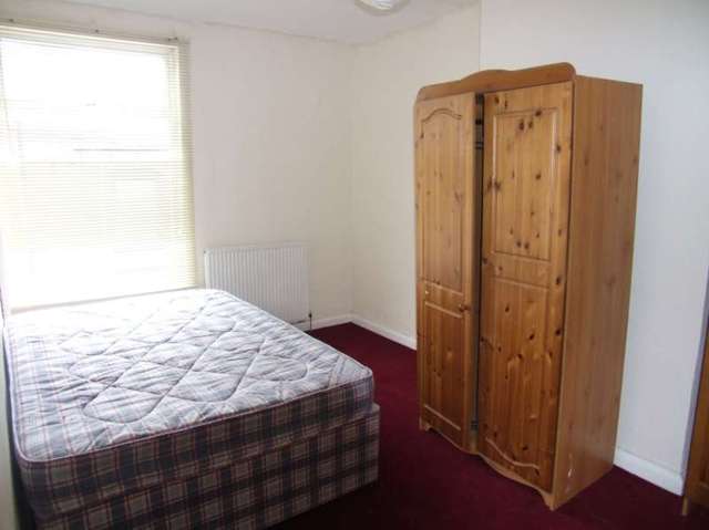  Image of 2 bedroom Terraced house to rent in Woodview Place Beeston Leeds LS11 at Beeston Leeds West Yorkshire, LS11 6LD