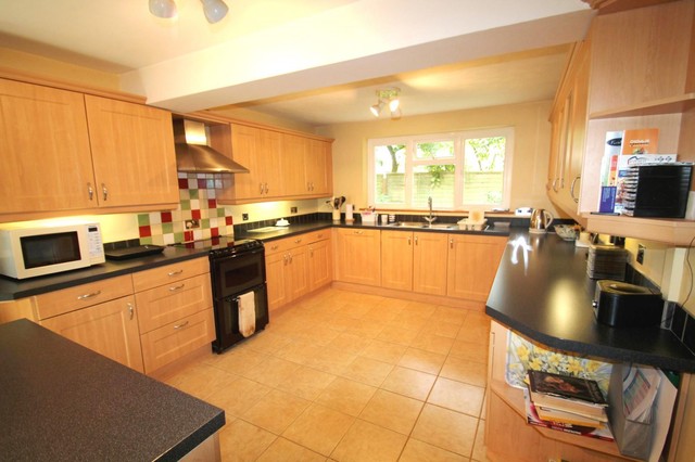  Image of 5 bedroom Detached house to rent in Wychperry Road Haywards Heath RH16 at Haywards Heath, RH16 1HJ