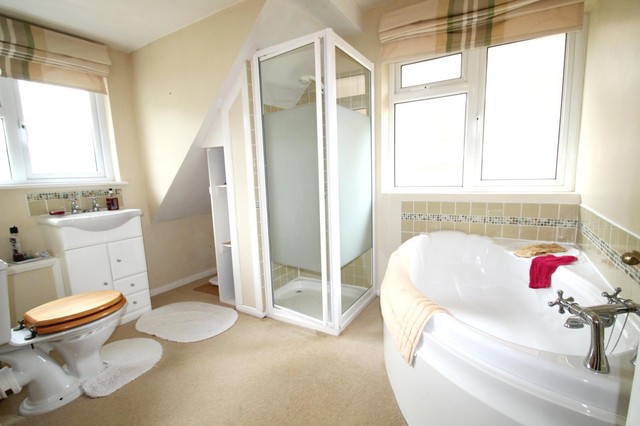  Image of 5 bedroom Detached house to rent in Wychperry Road Haywards Heath RH16 at Haywards Heath, RH16 1HJ