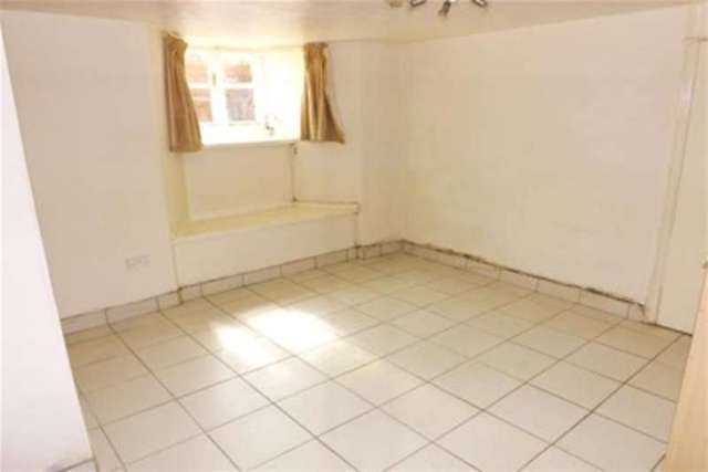  Image of 1 bedroom Flat to rent in York Road Swindon SN1 at Swindon, SN1 2LE