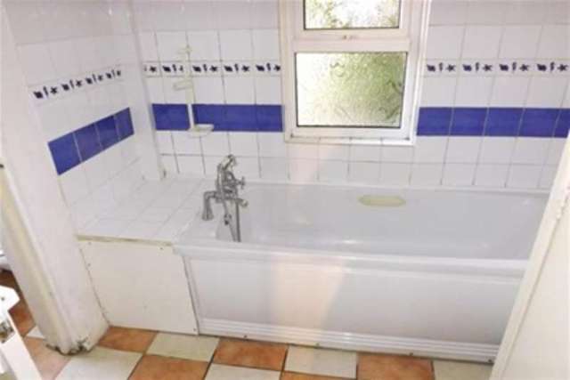  Image of 1 bedroom Flat to rent in York Road Swindon SN1 at Swindon, SN1 2LE