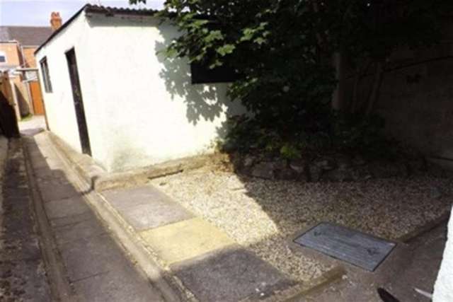  Image of 1 bedroom Flat to rent in York Road Swindon SN1 at Swindon, SN1 2LE