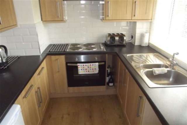  Image of 2 bedroom Maisonette to rent in Montagu Road Highcliffe Christchurch BH23 at Christchurch, BH23 5JU