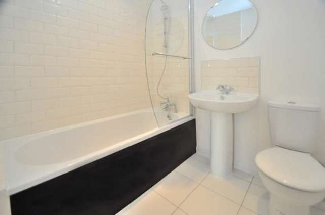 Image of 2 bedroom Ground Flat to rent in Westbourne Drive London SE23 at Westbourne Drive  Forest Hill, SE23 2UP