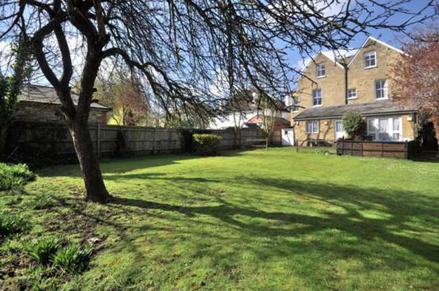  Image of 2 bedroom Ground Flat to rent in Westbourne Drive London SE23 at Westbourne Drive  Forest Hill, SE23 2UP