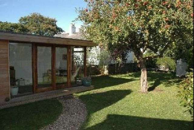  Image of 3 bedroom Cottage to rent in Upper Village Road Ascot SL5 at Sunninghill, SL5 7AQ