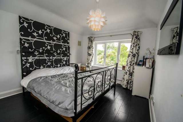  Image of 4 bedroom Detached house for sale in Wantage Road Wallingford OX10 at Wallingford, OX10 0LT