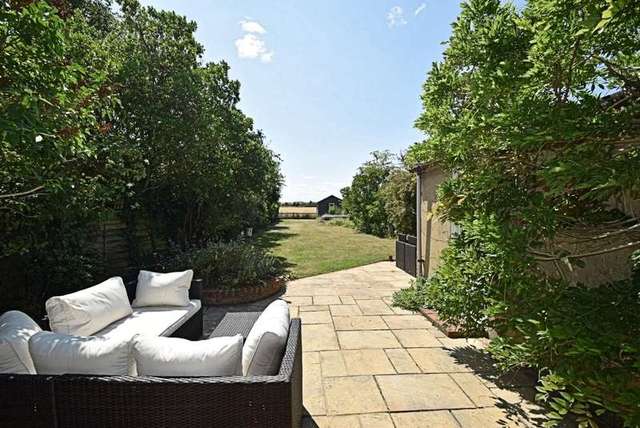 Image of 4 bedroom Detached house for sale in Wantage Road Wallingford OX10 at Wallingford, OX10 0LT