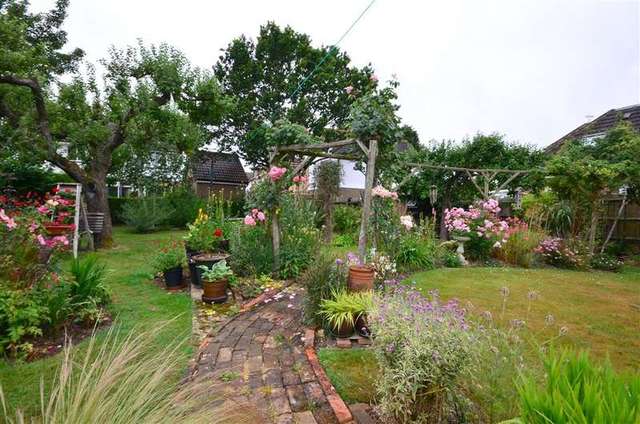  Image of 4 bedroom Bungalow for sale in Station Road Headcorn Ashford TN27 at Headcorn Ashford Headcorn, TN27 9SA