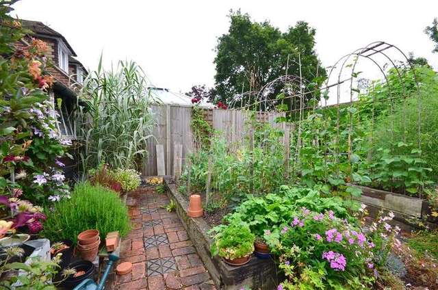  Image of 4 bedroom Bungalow for sale in Station Road Headcorn Ashford TN27 at Headcorn Ashford Headcorn, TN27 9SA