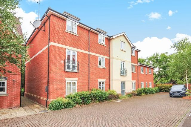  Image of 2 bedroom Flat for sale in Little Court Grove Wantage OX12 at Little Court  Wantage, OX12 9FZ