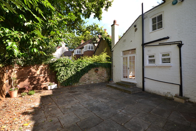  Image of 2 bedroom Property to rent in Strathearn Cottages Totteridge Green London N20 at Totteridge Green, N20 8PG