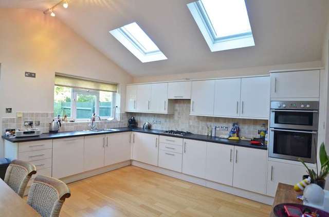  Image of 4 bedroom Cottage to rent in North Road Ascot SL5 at Chavey Down, SL5 8RP