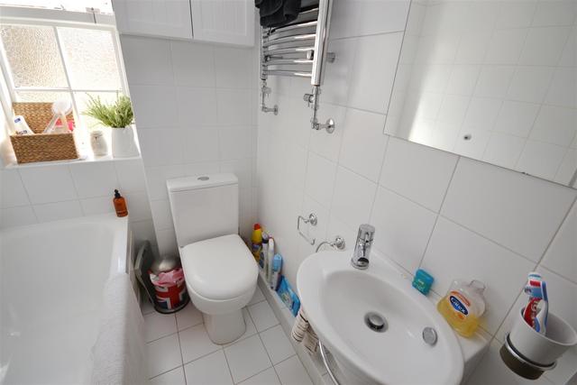  Image of 2 bedroom Property to rent in Fortis Green London N2 at Fortis Green  East Finchley, N2 9HH
