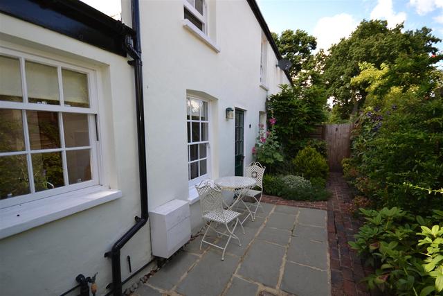  Image of 2 bedroom Property to rent in Fortis Green London N2 at Fortis Green  East Finchley, N2 9HH