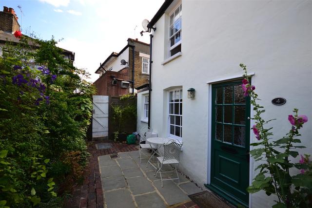  Image of 2 bedroom Property to rent in Fortis Green London N2 at Fortis Green  East Finchley, N2 9HH