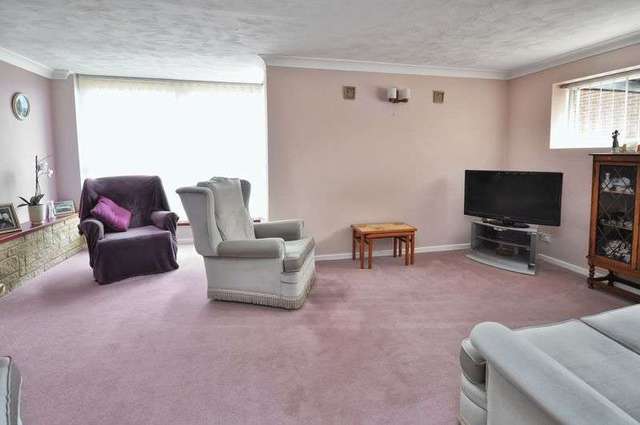  Image of 4 bedroom Detached house for sale in Hedgemead Avenue Abingdon OX14 at Hedgemead Avenue  Abingdon, OX14 2NE