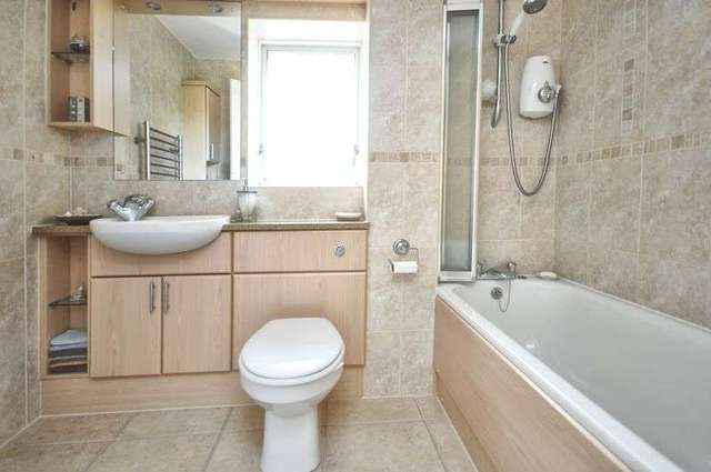  Image of 4 bedroom Detached house for sale in Hedgemead Avenue Abingdon OX14 at Hedgemead Avenue  Abingdon, OX14 2NE