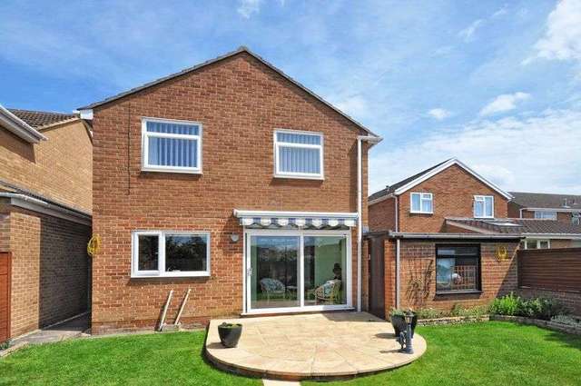  Image of 4 bedroom Detached house for sale in Hedgemead Avenue Abingdon OX14 at Hedgemead Avenue  Abingdon, OX14 2NE