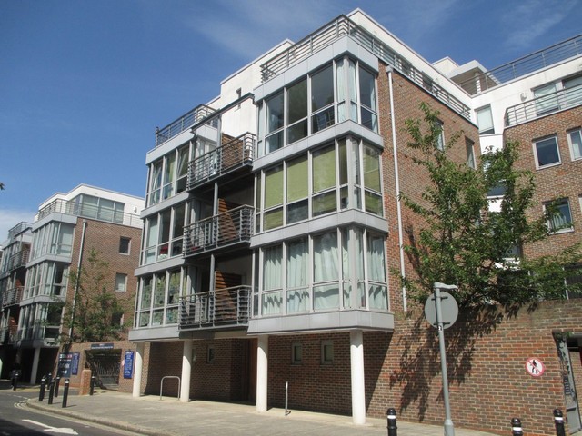  Image of 2 bedroom Apartment for sale in Admiralty Road Portsmouth PO1 at Queen Anne House Admiralty Road Portsmouth, PO1 3GT