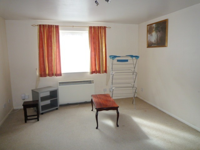  Image of 2 bedroom Flat to rent in Ascot Court Aldershot GU11 at Aldershot, GU11 1HG
