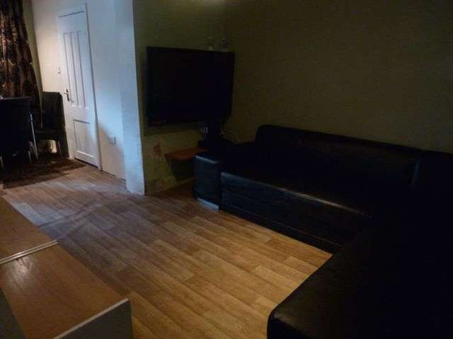  Image of 3 bedroom Property to rent in Balmoral Drive Hayes UB4 at Balmoral Drive  Hayes, UB4 8DH