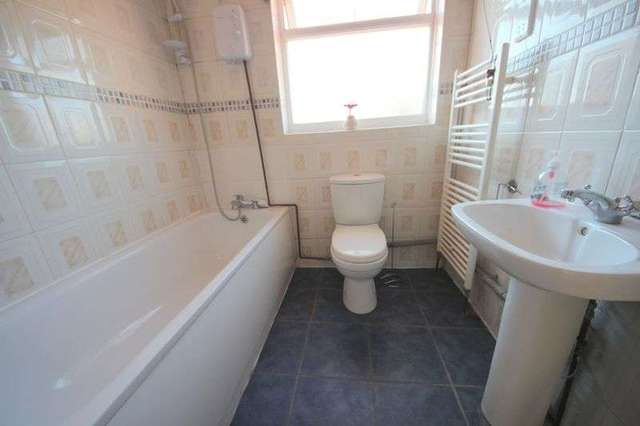  Image of 3 bedroom Property to rent in Balmoral Drive Hayes UB4 at Balmoral Drive  Hayes, UB4 8DH