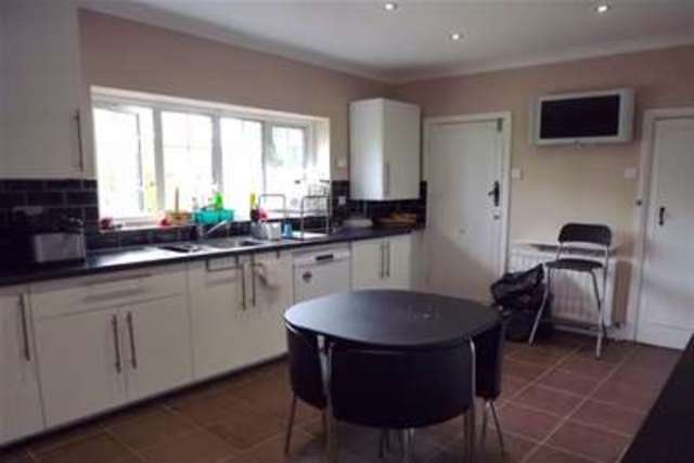  Image of 4 bedroom Detached house to rent in Beechwood Road Sanderstead South Croydon CR2 at South Croydon, CR2 0AE