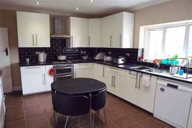  Image of 4 bedroom Detached house to rent in Beechwood Road Sanderstead South Croydon CR2 at South Croydon, CR2 0AE
