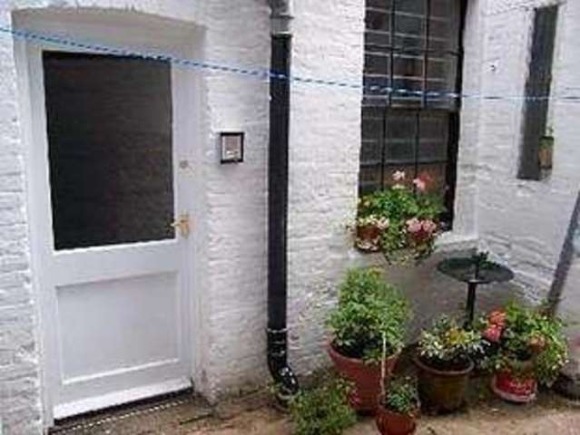  Image of 2 bedroom Maisonette to rent in West Street Blandford Forum DT11 at Blandford Forum, DT11 7AJ