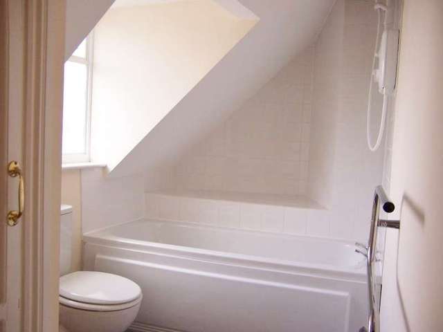  Image of 2 bedroom Maisonette to rent in West Street Blandford Forum DT11 at Blandford Forum, DT11 7AJ