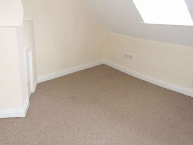  Image of 2 bedroom Maisonette to rent in West Street Blandford Forum DT11 at Blandford Forum, DT11 7AJ