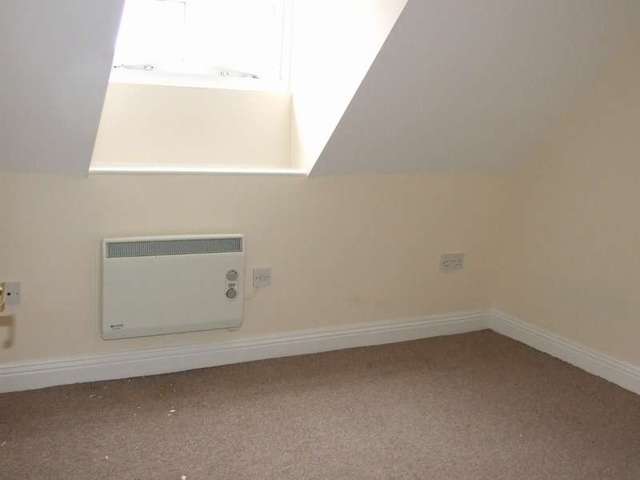  Image of 2 bedroom Maisonette to rent in West Street Blandford Forum DT11 at Blandford Forum, DT11 7AJ