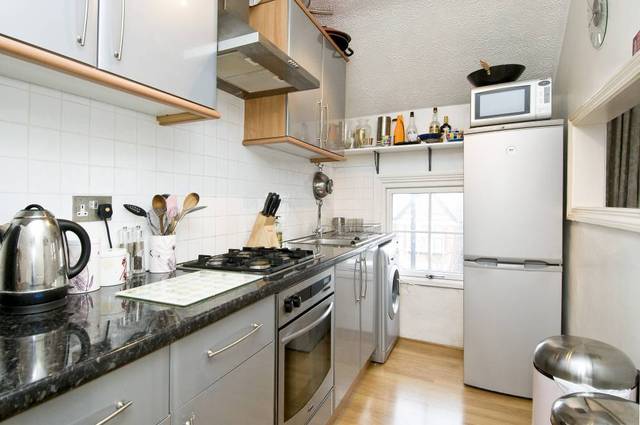  Image of 2 bedroom Flat to rent in Cavendish Road London SW12 at Cavendish Road  London, SW12 0DG