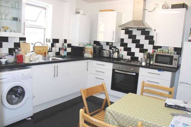  Image of 4 bedroom Maisonette to rent in Chatsworth Road London E5 at Chatsworth Road Homerton London, E5 0LS