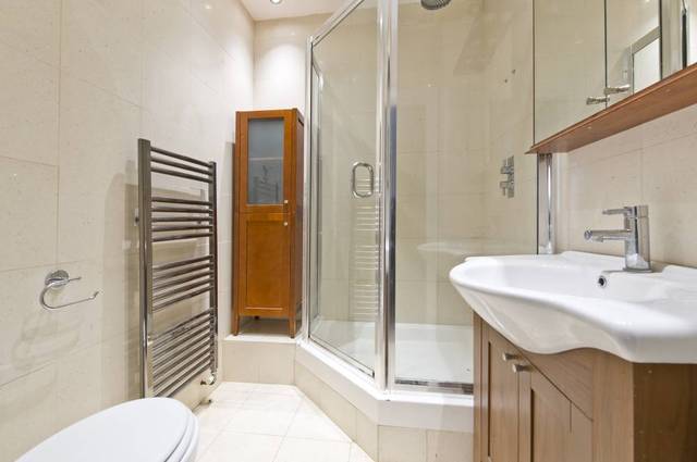 Image of 2 bedroom Ground Flat to rent in Coleherne Road London SW10 at Coleherne Road  Chelsea, SW10 9BS