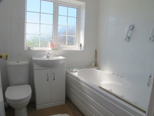  Image of 4 bedroom Detached house for sale in Ellerslie Close Fareham PO14 at Ellerslie Close Hill Head Fareham, PO14 3LH