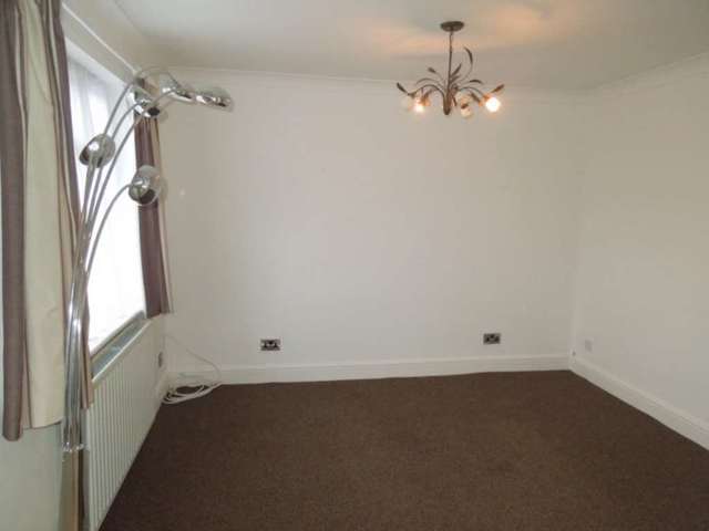  Image of 2 bedroom Maisonette to rent in Elms Road Harrow Weald Harrow HA3 at Harrow Weald Harrow Weald Harrow, HA3 6BT