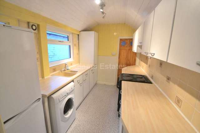  Image of 3 bedroom Terraced house to rent in Essex Street Reading RG2 at Essex Street  Reading, RG2 0EH