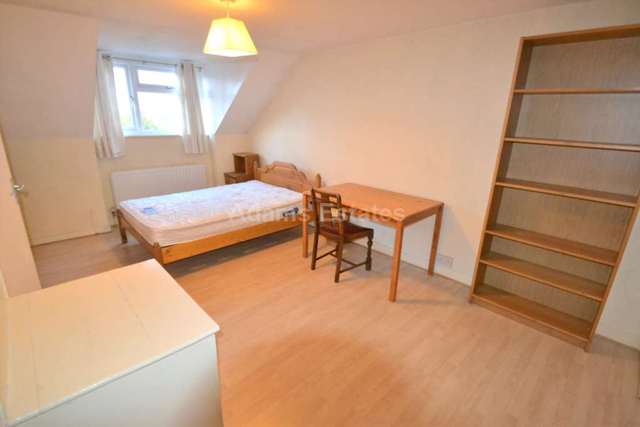  Image of 3 bedroom Terraced house to rent in Essex Street Reading RG2 at Essex Street  Reading, RG2 0EH