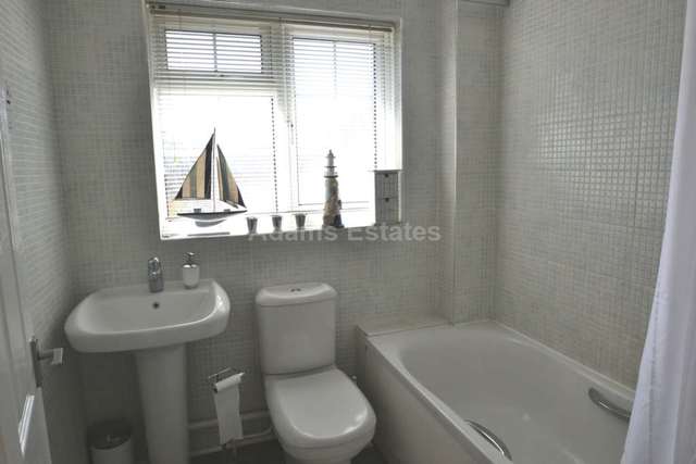  Image of 3 bedroom Semi-Detached house to rent in Fern Walk Calcot Reading RG31 at Fern Walk Calcot Reading, RG31 4YA