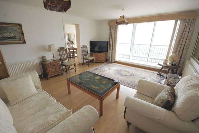  Image of 2 bedroom Flat for sale in Marine Parade West Lee-on-the-Solent PO13 at Marine Parade West  Lee-On-The-Solent, PO13 9BB