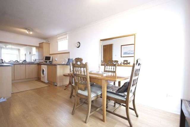  Image of 2 bedroom Flat for sale in Marine Parade West Lee-on-the-Solent PO13 at Marine Parade West  Lee-On-The-Solent, PO13 9BB