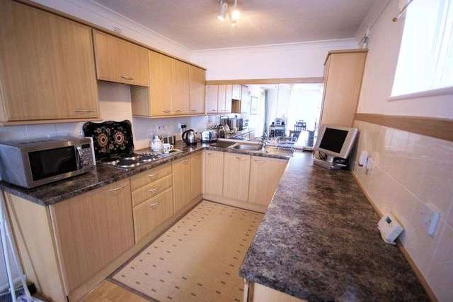  Image of 2 bedroom Flat for sale in Marine Parade West Lee-on-the-Solent PO13 at Marine Parade West  Lee-On-The-Solent, PO13 9BB