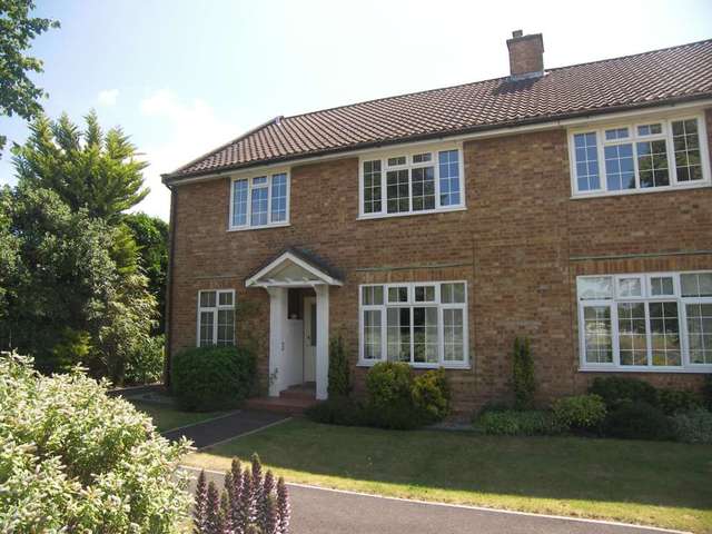  Image of 2 bedroom Maisonette to rent in Giggs Hill Gardens Thames Ditton KT7 at Giggs Hill Gardens  Thames Ditton, KT7 0AS