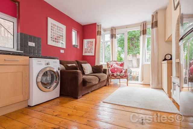 Image of 2 bedroom Flat for sale in Hampden Road London N8 at 78 Hampden Road Hornsey London, N8 0HT