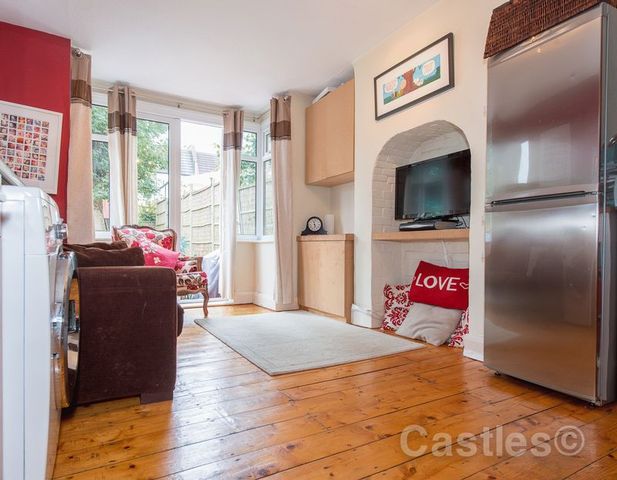  Image of 2 bedroom Flat for sale in Hampden Road London N8 at 78 Hampden Road Hornsey London, N8 0HT