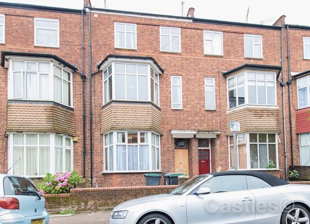  Image of 2 bedroom Flat for sale in Hampden Road London N8 at 78 Hampden Road Hornsey London, N8 0HT