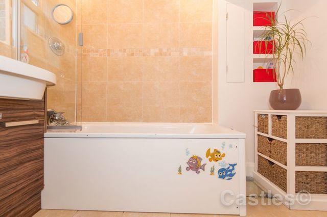  Image of 2 bedroom Flat for sale in Hampden Road London N8 at 78 Hampden Road Hornsey London, N8 0HT