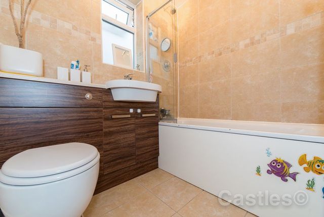  Image of 2 bedroom Flat for sale in Hampden Road London N8 at 78 Hampden Road Hornsey London, N8 0HT